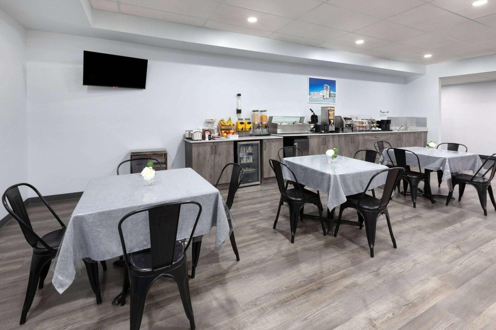 Travelodge By Wyndham Cochrane מראה חיצוני תמונה