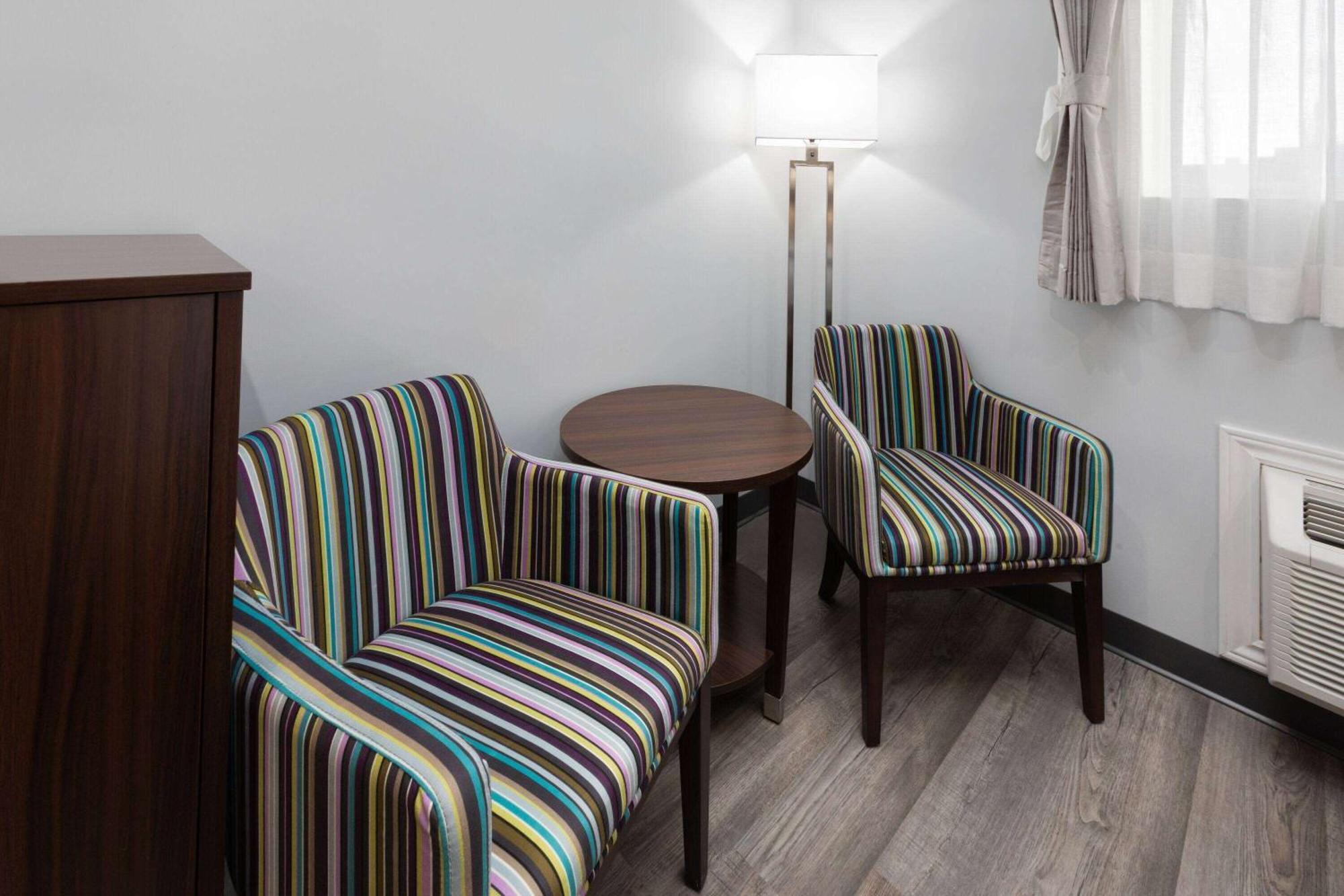 Travelodge By Wyndham Cochrane מראה חיצוני תמונה