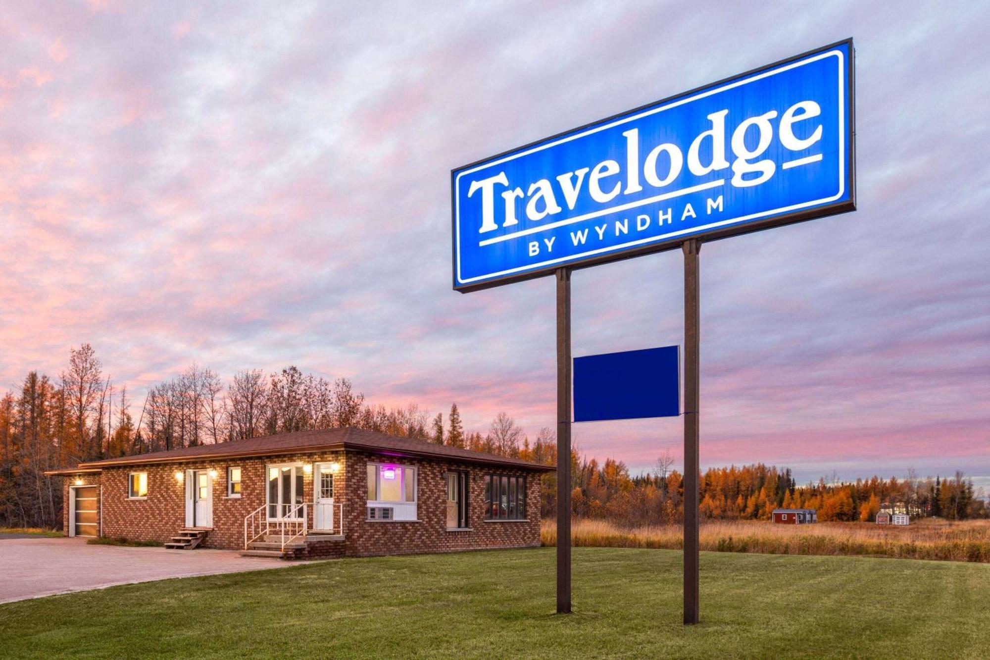 Travelodge By Wyndham Cochrane מראה חיצוני תמונה